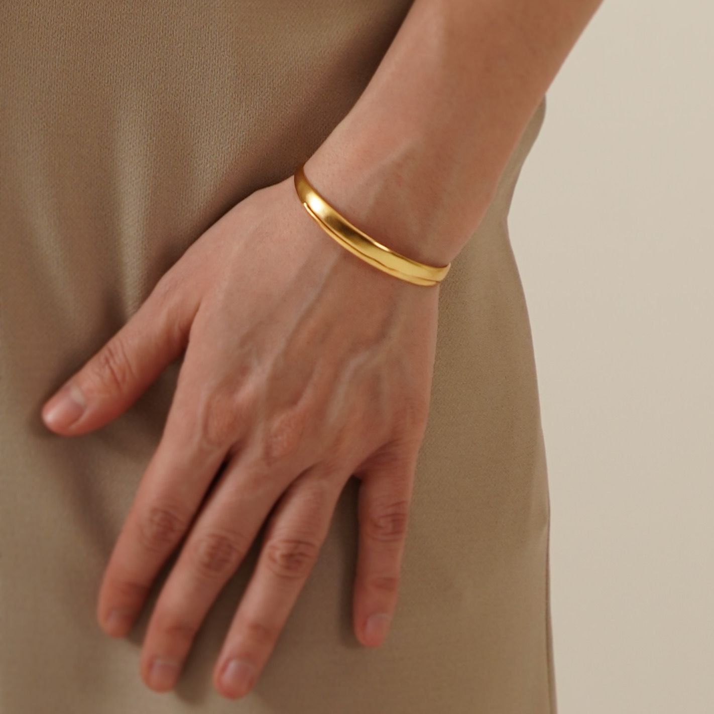 Sleek Gold Flex Cuff